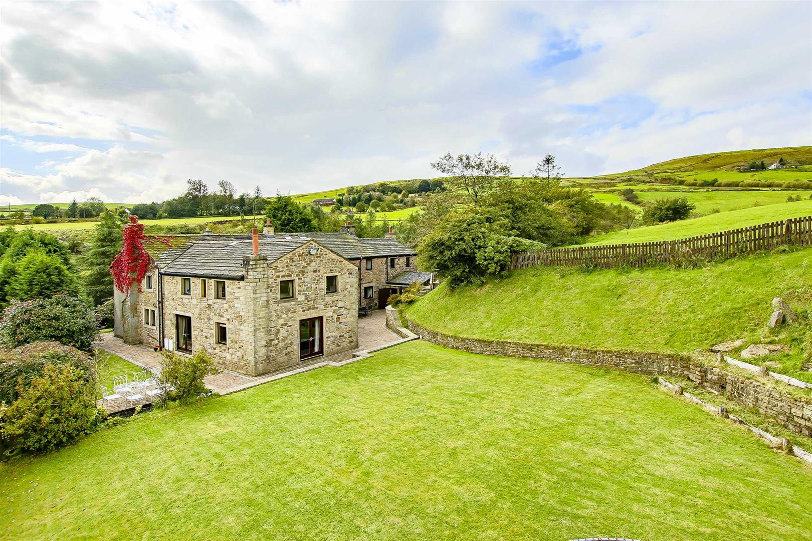 5 Bed Cottage For Sale - Main Image